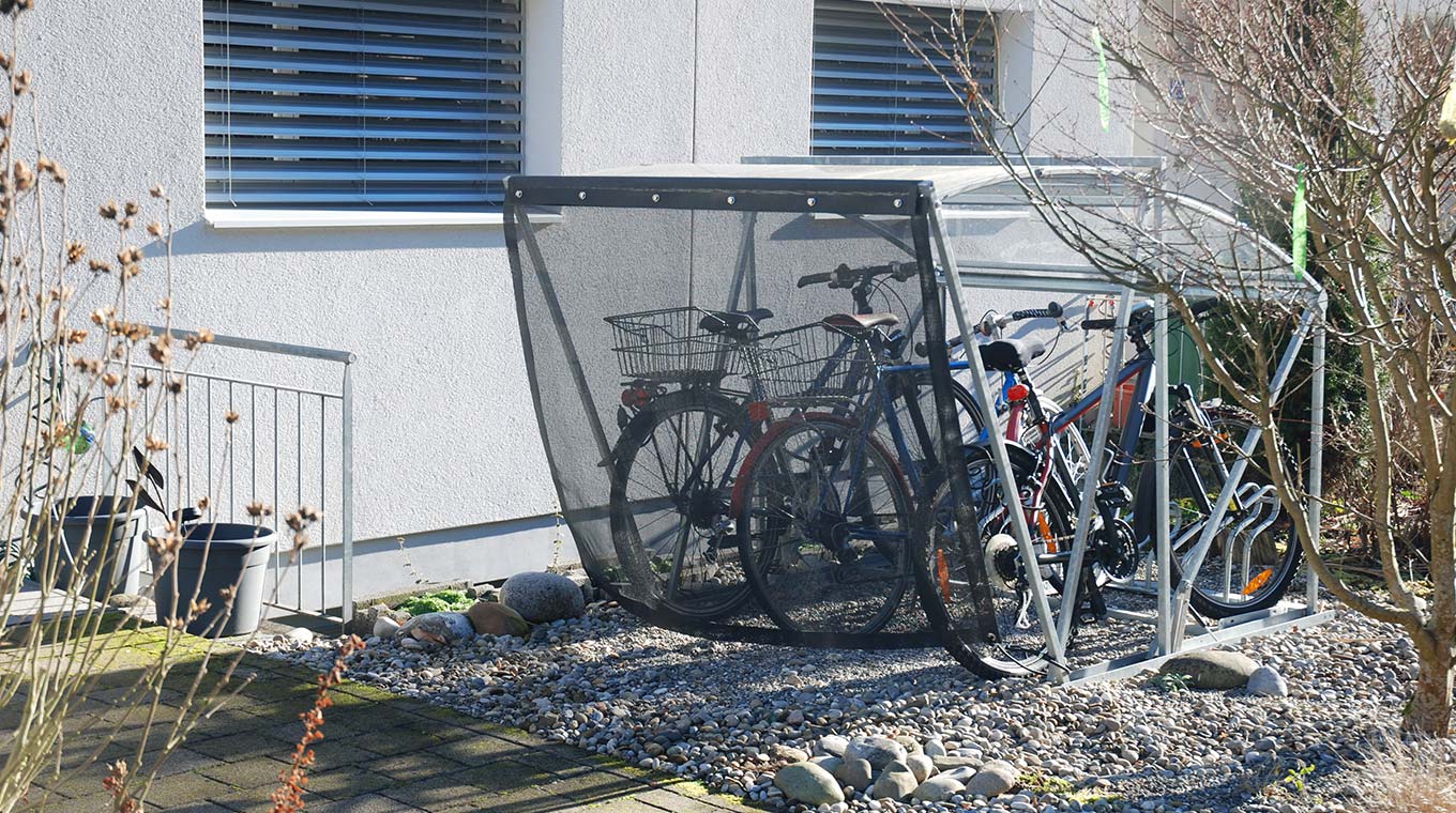 Stadtmobiliar Fahrradgarage mit einschiebbarem Dach