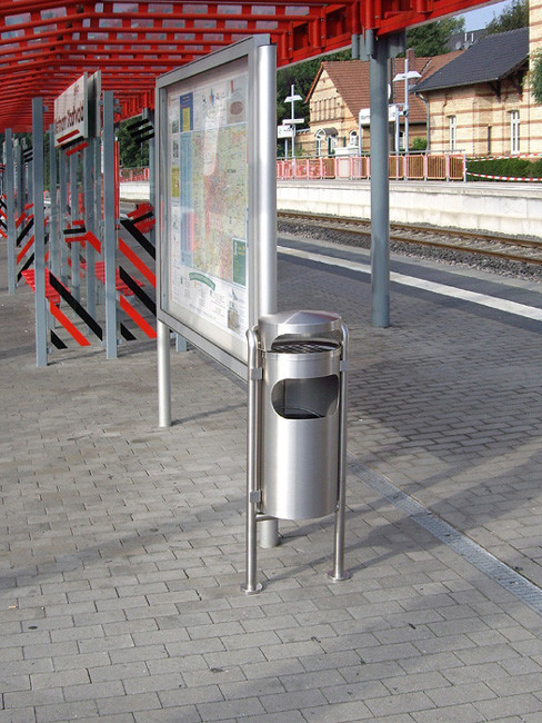 Edelstahl-Abfallbehälter mit Ascher auf Bahnsteig