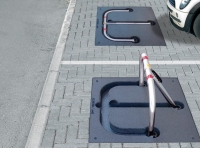 Parkbügel mit Bodenplatte zum Einbetonieren